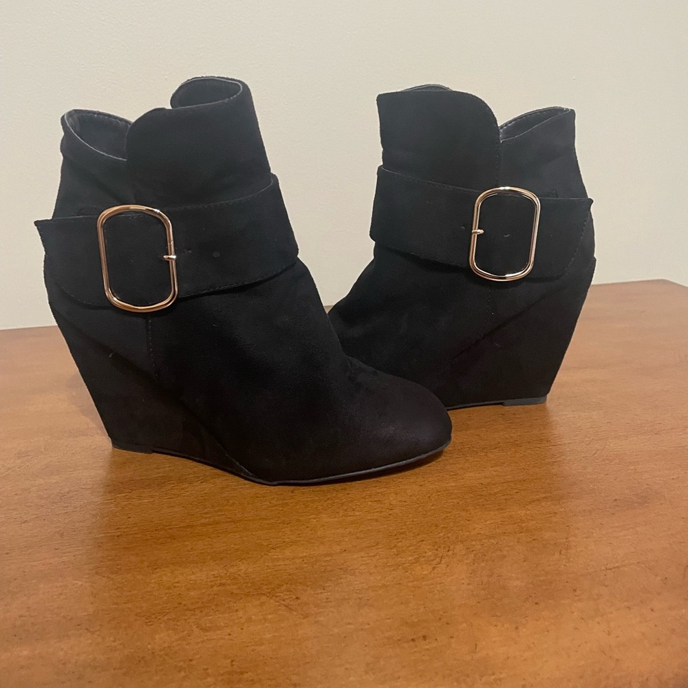 Women’s microsuede ankle wedges, size 7